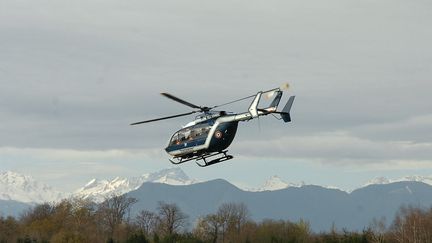 Un hélicoptère de la gendarmerie, dans les Hautes-Pyrénées, le 21 mars 2008.&nbsp; (MAXPPP)