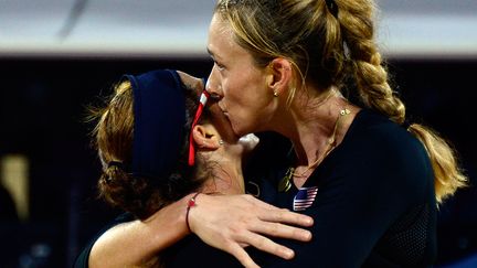 Les am&eacute;ricaines Misty May-Treanor et Kerri Walsh s'embrassent apr&egrave;s leur victoire en beach-volley contre les autrichiennes le 1er ao&ucirc;t aux JO de Londres.&nbsp; (DANIEL GARCIA / AFP)