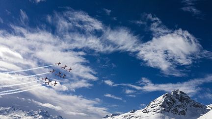 Des avions de voltige ont sectionné un cable soutenant une caméra, au dessus des pistes de Saint Moritz (Suisse), le 17 février 2017.&nbsp; (DIMITAR DILKOFF / AFP)