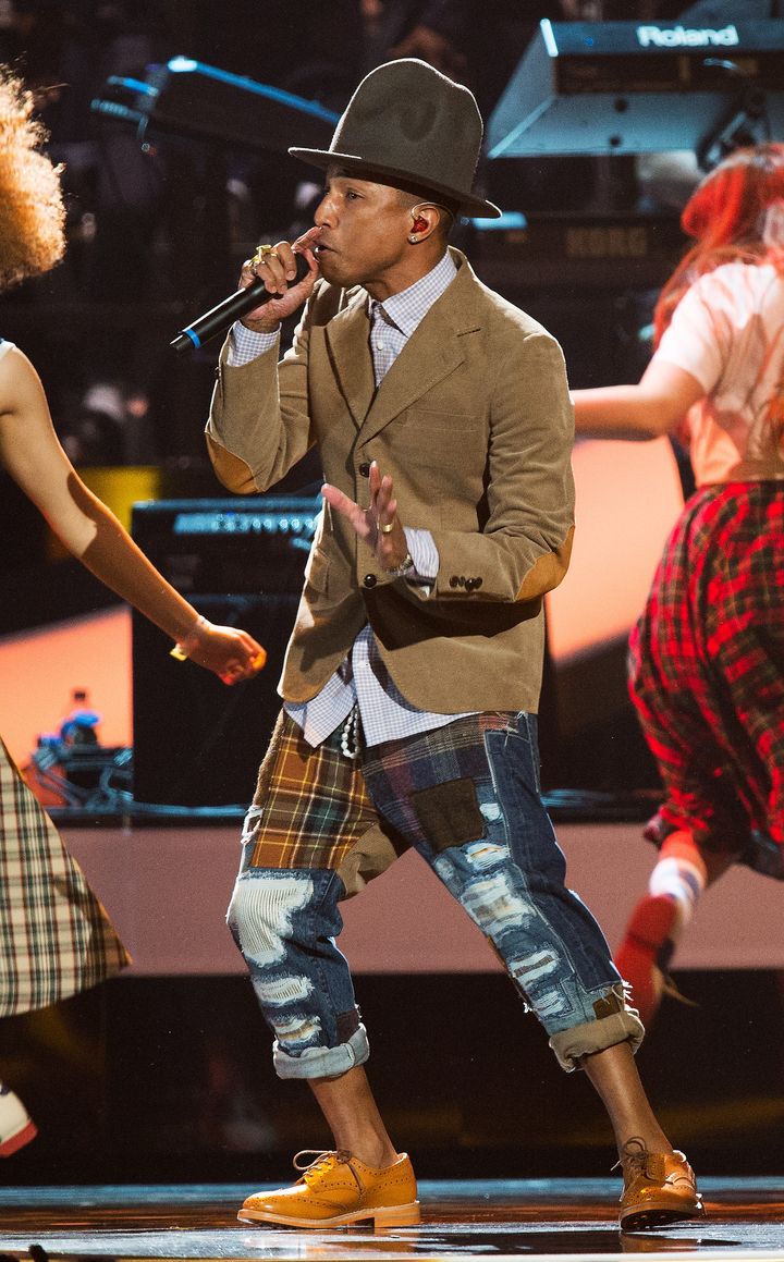 Pharrell Williams sur scène aux BRIT Awards 2014 à l'O2 Arena le 19 février 2014 à Londres (SAMIR HUSSEIN / REDFERNS)