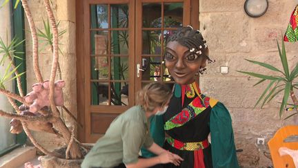 Atelier de création de marionnettes géantes au Bugue en Dordogne. (CAPTURE D'ÉCRAN FRANCE 3)