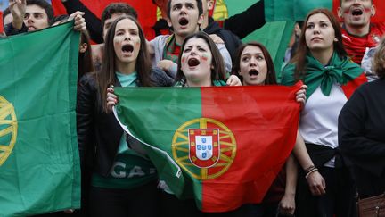 Les fans de la Selecçao derrière leur équipe, même les jeunes filles... (PATRICK KOVARIK / AFP)