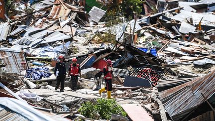 Des sauveteurs dans les débris d'une ville de l'île de Célèbes, en Indonésie, le 5 octobre 2018. (MOHD RASFAN / AFP)