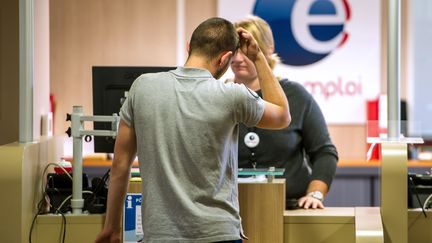 Un homme attend &agrave; un guichet de P&ocirc;le emploi, le 27 ao&ucirc;t 2014, &agrave; Armenti&egrave;res (Nord). (PHILIPPE HUGUEN / AFP)