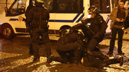 Des policiers arr&ecirc;tent un manifestant &agrave; l'issue du "Jour de col&egrave;re", dimanche 26 janvier 2014 &agrave; Paris. (ATHONY DEPERRAZ / CITIZENSIDE / AFP)