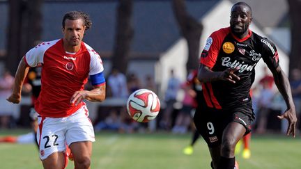 Guingamp compte encore sur Mustapha Yatabaré, à la lutte ici avec le rémois Mickaël Tacalfred, pour faire trembler les filets adverses cette saison. (FRED TANNEAU / AFP)