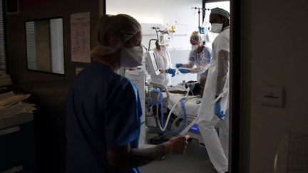 Des&nbsp;soignants s'occupent d'un patient atteint du Covid-19&nbsp;au service de réanimation du CHU Pierre Zobda-Quitman de Fort-de-France, à la Martinique, le 1er décembre 2021. (ALAIN JOCARD / AFP)