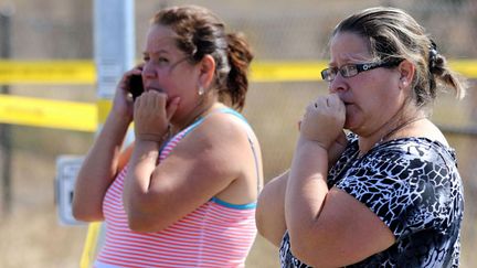 &nbsp; (Deux femmes attendent des informations sur le campus de l'Umpqua Community College © SIPA/Ryan Kang)