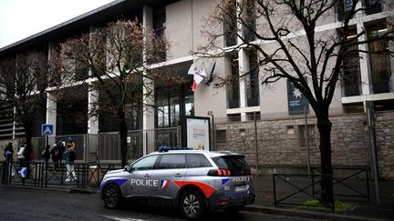 Une voiture de police est garée devant&nbsp;le lycée Guillaume Apollinaire&nbsp;à Thiais, après&nbsp;la mort d'un adolescent poignardé&nbsp;près de l'établissement, le 16 janvier 2023. (CHRISTOPHE ARCHAMBAULT / AFP)