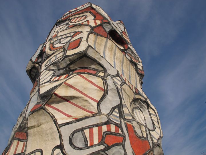 La Tour aux Figures de Jean Dubuffet est installée sur l'île Saint-Germain à Issy-les-Moulineaux depuis 1988 (LP JEROME BERNATAS / MAXPPP)