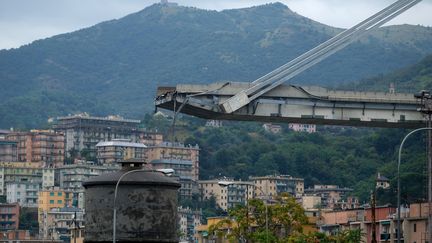 Une portion du pont Morandi (ou viaduc du Polcevera) s'est effondrée, le 14 août 2018, à Gênes (Italie). (ANDREA LEONI / AFP)