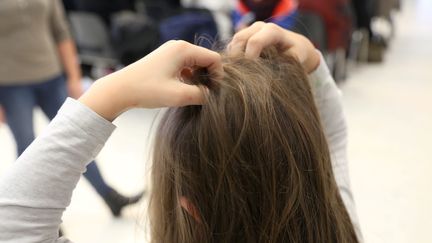 Une jeune fille se gratte la tête. Photo d'illustration. (JULIO PELAEZ / MAXPPP)