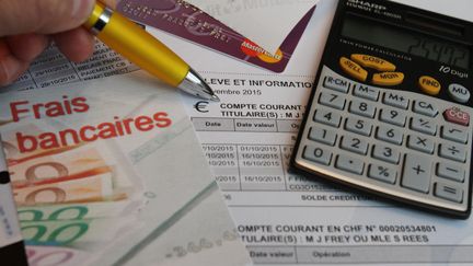 Un relevé de comptes avec les frais bancaires. (JEAN-FRANCOIS FREY / MAXPPP)