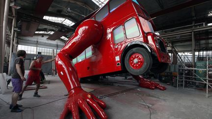 Un artiste tch&egrave;que a r&eacute;alis&eacute; une sculpture avec un fameux bus londonien. C'est devenu la mascotte non-officielle des Jeux... (PETR JOSEK SNR / REUTERS )