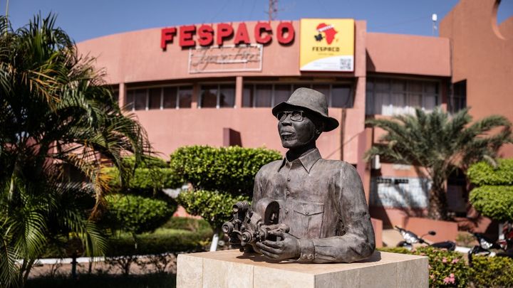 Une statue de Paulin Soumanou Vieyra, considéré comme le précurseur du cinéma africain, le 14 octobre 2021. (OLYMPIA DE MAISMONT / AFP)