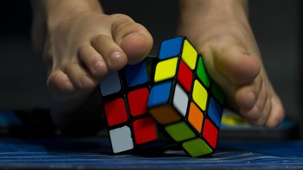 Les meilleurs joueurs des cinq continents de Rubik's Cube se mesurent à Paris du 13 au 16 juillet, à l'occasion des championnats du monde du plus célèbre casse-tête.  (NELSON ALMEIDA / AFP)