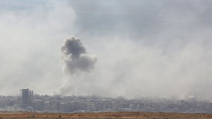 De la fumée au dessus de la ville de Douma, dans la Ghouta orientale en Syrie, le 7 avril 2018. (STRINGER / AFP)