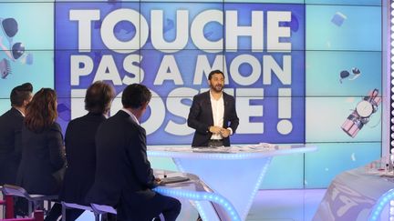 Cyril Hanouna présente l'émission "Touche pas à mon poste" sur la chaîne D8, le 13 octobre 2014. (ARNAUD JOURNOIS / MAXPPP)