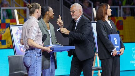 Philippe Bana avec Amandine Leynaud, Siraba Dembélé-Pavlovic et Alexandra Lacrabère lors d'un match de handball amical entre la France et la Suède, le 6 mars 2023. (LIONEL VADAM  / MAXPPP)