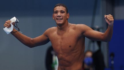 Ahmed Hafnoui exulte après sa médaille d'or surprise sur le 400m nage libre, le 25 juillet 2021 à Tokyo. (TAKUMI HARADA / YOMIURI / AFP)