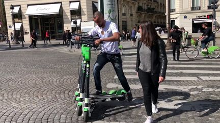 Imad, "juicer" de trottinettes électriques, ramassant des engins dans Paris, le 6 juin 2019. (CAMILLE ADAOUST / FRANCEINFO)