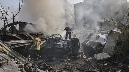 Les pompiers éteignent l'incendie après des frappes aériennes israéliennes nocturnes sur le quartier de Kafaat, dans la banlieue sud de Beyrouth, au Liban, le 1er novembre 2024. (FADEL ITANI / NURPHOTO / AFP)