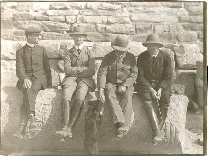 De gauche à droite : Georg Möller, Friedrich Zucker, Ludwig Borchardt et Graf Soden sur le site d’Abousir (1907/08). (Musée de Berlin)