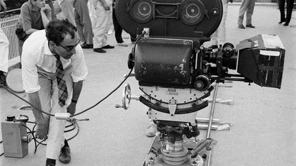 Le réalisateur français Jean-Luc Godard pendant le tournage du film "Le Mépris", en 1963, en Italie. (JEAN-LOUIS SWINERS / GAMMA-RAPHO)