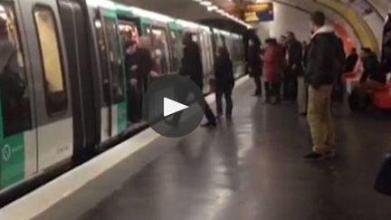 &nbsp; (Une scène filmée mardi soir dans le métro parisien © capture d'écran)