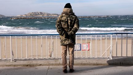 Un passant regarde la mer, le 31 janvier 2022 à Marseille (Bouches-du-Rhône). (MAXPPP)