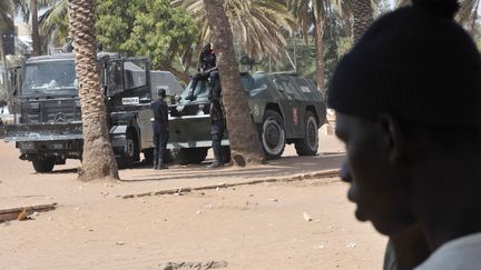 Une patrouille de police sur la place de l'Ob&eacute;lisque, point de ralliement des manifestants &agrave; Dakar (S&eacute;n&eacute;gal), le 28 janvier 2012. (SEYLLOU / AFP)