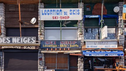 Les boutiques fermées de la station de ski de Saint-Lary, dans les Pyrénées, le 18 décembre 2020. (JEAN-MARC BARR?RE / HANS LUCAS)