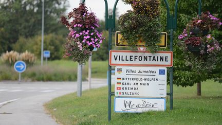 Le directeur d'une &eacute;cole primaire de Villefontaine (Is&egrave;re), soup&ccedil;onn&eacute; de viols sur mineurs, a &eacute;t&eacute; plac&eacute; en garde &agrave; vue, lundi 23 mars 2015. (MOURAD ALLILI / CITIZENSIDE / AFP)