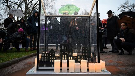 Des personnes rendent hommage aux victimes de l'attentat de Strasbourg (Bas-Rhin), le 11 décembre 2019, un an après l'attaque qui a fait cinq morts aux abords du marché de Noël. (PATRICK HERTZOG / AFP)