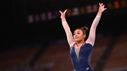 Sunisa Lee a remporté la médaille d'or au concours général individuel, le 29 juillet 2021 à Tokyo. (LOIC VENANCE / AFP)