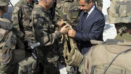 Le président français Nicolas Sarkozy rend visite aux troupes françaises du régiment d'infanterie 152e à Tora (Surobi) (AFP PHOTO / POOL / PHILIPPE WOJAZER)