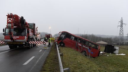 Un accident de bus a eu lieu près de la commune de Charolles (Saône-et-Loire), dimanche 8 janvier, faisant au moins 4 morts et 24 blessés. (PHILIPPE DESMAZES / AFP)