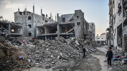 Palestinian children in Rafah, in the Gaza Strip on January 19, 2024. (ABED ZAGOUT / ANADOLU / AFP)