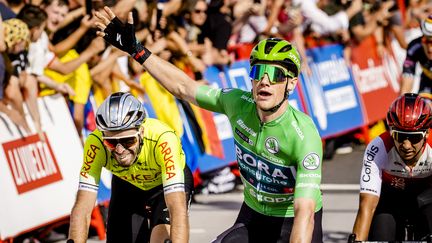 Le cycliste irlandais Sam Bennett célèbre&nbsp;sa victoire au sprint lors de la troisième étape du Tour d'Espagne 2022,&nbsp;à Breda, aux Pays-Bas, le 21 août 2022. (SEM VAN DER WAL / AFP)
