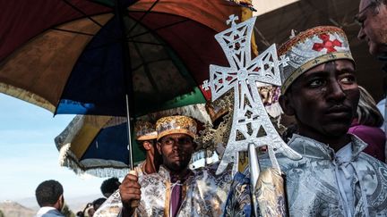 Des prêtres orthodoxes éthiopiens assistent à la célébration de Noël à l'église Sainte-Marie, à Lalibela, en Éthiopie, le 7 janvier 2019. Le Noël orthodoxe éthiopien, appelé Ledet ou Genna, attire des pèlerins de tout le pays (EDUARDO SOTERAS / AFP)