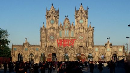 &nbsp; (La "cathédrale" d'entrée au Hellfest © RADIO FRANCE/Yann Bertrand)