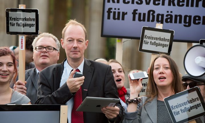 Martin Sonneborn, la t&ecirc;te de liste du parti satirique Die Partei, le 13 septembre 2013 &agrave; Berlin (Allemagne).&nbsp; (MAXPPP)