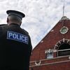 Un policier, devant la mosquée de Southport (Royaume-Uni), attaquée par des émeutiers d'extrême droite, le 31 juillet 2024. (RASID NECATI ASLIM / ANADOLU / AFP)