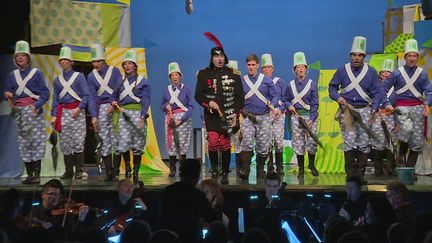 La troupe d'amateur de l'association "Les Trétaux lyriques" sur la scène du théâtre du Gymnase à Paris&nbsp; (France Télévision)