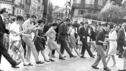 Bal du 14 juillet 1963 à Paris, place Saint Vincent de Paul.&nbsp; (GAMMA-RAPHO VIA GETTY IMAGES)