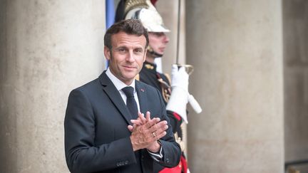 Le président de la République, Emmanuel Macron, sur le perron de l'Elysée, à Paris, le 22 juillet 2022. (ARTHUR NICHOLAS ORCHARD / HANS LUCAS / AFP)