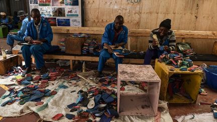 Des dizaines d'artisans, souvent d'anciens menuisiers, sculptent alors les plaques avec brio en divers objets, petits ou grands, et en sculptures d’animaux. (SIMON MAINA / AFP)