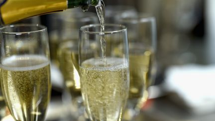 Des flûtes de champagne. (DAVE KOTINSKY / GETTY IMAGES NORTH AMERICA)