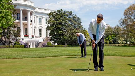 Barack Obama et son vice-pr&eacute;sident Joe Biden s'entra&icirc;nent &agrave; jouer au golf dans les jardins de la Maison Blanche, le 24 avril 2009.&nbsp; (THE WHITE HOUSE / GETTY IMAGES)