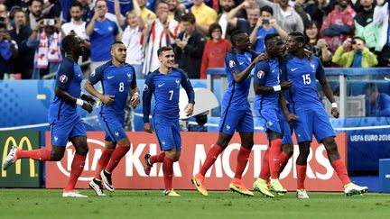 Les Bleus fêtent le but de Paul Pogba, dimanche 3 juillet au Stade de France, lors de leur victoire face à l'Islande (5-2).&nbsp; (PHILIPPE LOPEZ / AFP)
